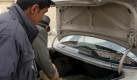 Die Suche nach der Stecknadel im Heuhaufen: Afghanische Polizei durchsucht Autos an einer Kontrollstelle in Kundus. Foto: dpa