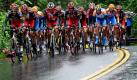 Lance Armstrong (Mitte) und andere Fahrer erklimmen eine regennasse Straße bei der zweiten Etappe der Tour of California im kalifornischen Angwin. Foto: ap