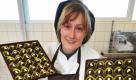 In der Goethe Schokoladentaler Manufaktur GmbH in Oldisleben bei Bad Frankenhausen präsentiert Chocolatier Susan Noack Pralinen aus Schokolade. In der neu eröffneten Gläsernen Manufaktur können Kunden alle Produktionsschritte bis zur Verpackung beobachten. Die insgesamt zwölf Mitarbeiter fertigen für Fünf-Sterne-Hotels und Gourmethändler feine Konfitüren, Chutneys, Schokoladen, Pralinen und Trüffel her. Foto: dpa