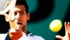 Der Serbe Novak Djokovic spielt einen Ball zurück an seinen japanischen Gegenspieler Nishikori während eines Spiels bei den French Open in Paris. Foto: dpa