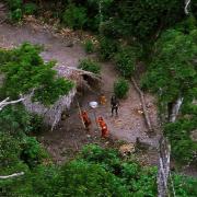 Mit dem Hubschrauber entdeckten Forscher einen isoliert lebenden Stamm im Regenwald: Das Volk reagierte erschreckt.