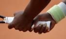 Mit bunten Fingernägeln tritt US-Tennisstar Serena Williams in der dritten Runde der French Open in Paris gegen die RussinAnastasia Pavlyuchenkova an. Zuvor war Julia Görges aus Bad Oldesloe gegen Williams chancenlos. Sie verlor mit 1:6 und 1:6. Foto: ap