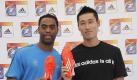 US-Sprinter Tyson Gay (l) trifft sich mit Südkoreas Hürdenläufer Park Tae-kyong. Foto: dpa