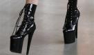 Mit diesen schwarzen Stöckelschuhen macht sich Sängerin Lady Gaga auf den Weg zum Flugzeug nach Tokyo. Weiter geht es von dort nach Kobe, wo ihre Japan-Tournee startet. Foto: ap