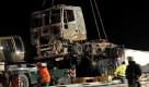 Einsatzkräfte bergen Freitagnacht nach der Massenkarambolage die ausgebrannte Zugmaschine eines Lkw. Foto: dapd