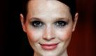 Schauspielerin Karoline Herfurth sehnt sich nach dem Zeitalter der Leggings und Dauerwellen zurück. Wenn sie in einer früheren Epoche leben könnte, würde sie die 80er oder 90er Jahre wählen, sagte die 26-Jährige.  Foto: dapd