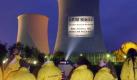Mitglieder der Umweltorganisation Greenpeace projizieren am frühen Sonntagmorgen (27.04.2003) vor dem Atomkraftwerk (AKW) im hessischen Biblis ein Großbilddia auf einen der Kühltürme. Greenpeace protestiert damit gegen das seit Anfahren des Reaktors im Jahr 1975 unzureichende Notkühlsystem. Nach Angaben des Bundesumweltministeriums ist das Notkühlsystem in Biblis A kleiner ausgelegt als vorgeschrieben. Bei einem Unfall kann es wegen mangelnder Kühlung des Reaktors zu einer massiven Freisetzung von Radioaktivität kommen. Die hessische Atomaufsicht verlangt nun vom Betreiber RWE einen Antrag auf ein neues Genehmigungsverfahren. Der Meiler wurde vergangene Woche vom Netz genommen. Foto: Arne Dedert dpa/lhe 

 Foto: dpa