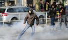 Im Streit um die französische Rentenreform kehrt keine Ruhe ein. Jugendliche protestieren aufgebracht auf den Straßen. Foto: dpa