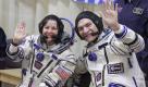 Eher öde wird das Silvesterfest für die Besatzung der Raumstation ISS (hier im Bild die Amerikanerin Catherine Coleman und ihr italienischer Kollege Paolo Nespoli). Sekt, Pfannkuchen oder einen Festtagsschmaus wird es hier nicht geben. Dafür hat die Besatzung aber theoretisch die Möglichkeit ganze 16. Mal Silvester zu feiern. Foto: dapd