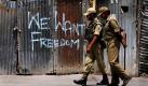 Indische Paramilitärs patrouillieren in einer verlassenen Straße in Srinagar. Die meisten Läden, Schulen und Regierungsbüros bleiben wegen eines Streiks, ausgerufen von indischen Separatisten, in der umkämpften Kaschmir-Region geschlossen. Foto: ap