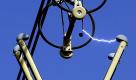 ARCHIV: Funken springen waehrend der Schaltung einer 400-kV-Anlage im Umspannwerk des Stromversorgers RWE in Bockenheim ueber (Foto vom 20.04.07). Der Ausstieg aus der Atomenergie wird nach Meinung von Experten nicht ohne deutliche Strompreissteigerungen zu haben sein. Einer am Mittwoch (27.07.11) veroeffentlichten Umfrage des Zentrums fuer Europaeische Wirtschaftsforschung (ZEW) unter Energiemarktexperten zufolge gehen 70 Prozent der Teilnehmer davon aus, dass der Preisanstieg deutlich ueber der allgemeinen Inflationsrate liegen wird. Knapp 30 Prozent der Experten rechnen mit einem Plus auf dem Niveau der allgemeinen Inflationsrate. (zu dapd-Text) Foto: Frank Augstein/AP/dapd Foto: dapd