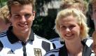 Von wegen bieder: Paul Biedermann hat sich Gold-Nixe Britta Steffen geangelt. Foto: dpa