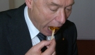 Horst Köhler isst Currywurst (Foto)