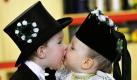 Bräutigam Elias versucht während der Vogelhochzeitsfeier seine Braut Hannah zu küssen. Einer alten Tradition folgend feiern die Kinder in den sorbischen Gemeinden der Lausitz, nahe der deutsch-polnischen Grenze, Ende Januar das Fest der Vogelhochzeit und tragen dabei die original sorbischen Hochzeitstrachten. Foto: ap
