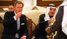 Bundespräsident Christian Wulff (links) trinkt bei seiner Begrüßung am Flughafen in Kuwait-Stadt mit einem Berater des Emirs Scheich Sabah Al-Ahmad Al-Sabah Tee. Wulff hat die europäischen Staaten aufgerufen, den Umbruch in der arabischen Welt nicht zu verschlafen. Die EU müsse auf die historische Zeitenwende in den arabischen Staaten mit Visionen und Entschlusskraft reagieren und Handlungsfähigkeit beweisen, sagte der Bundespräsident zum Auftakt seines Kuwait-Aufenthaltes. Foto: ddp