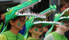 Als Krokodile verkleidet laufen Mädchen beim Rutenfest durch Ravensburg. Mehr als 50.000 Besucher erlebten den Umzug durch die Innenstadt. Die Ursprünge des Festes gehen auf das Mittelalter zurück, als die Kinder für die Lehrer in der Schule die Bestrafungsruten sammeln mussten. Foto: dpa