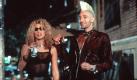 Der Punker Ritchie (Adrien Brody) und seine Freundin Ruby (Jennifer Esposito) ziehen in dem neuen Kinofilm 'Summer of Sam' zusammen durch die Straßen New Yorks (undatiertes Archivbild von 1998). Im Sommer 1977 versetzt ein Serienmörder die unter einer Hitzewelle leidenden Bürger der Millionenmetropole in Angst und Schrecken. Der brutale Killer hat es nur auf Liebespaare und junge Frauen abgesehen, die im italienischen Teil des Stadtteil Bronx zur falschen Zeit am falschen Ort sind. Nachdem die Polizei des Psychopathen nicht habhaft werden kann, sind Verdächtigungen und Misstrauen in dem betroffenen Viertel an der Tagesordnung. Plötzlich gerät der ausgeflippte Ritchie - den meisten Leuten schon aufgrund seines Aussehens suspekt - ins Visier der Ermittler. Seine Freundschaft zu Ruby und dem Rest der Clique wird auf eine harte Probe gestellt. dpa (zu dpa-KORR: ''Summer of Sam': Son of Sam: Mordserie im New Yorker Sommer von 1977' vom 06.11.2000)  Foto: dpa