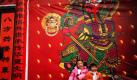 Zwei Mädchen spielen vor einem traditionellen Gemälde in Peking. Die Ein-Kind-Politik der chinesischen Regierung soll daran Schuld sein, dass die Zahl der Kindesentführungen immer mehr ansteigt: Der Wunsch vieler Familien nach einem männlichen Erben beflügele den Kinderhandel, wie die chinesischen Medien berichteten. Foto: dpa