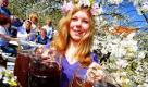 Eine Kellnerin bringt Glaskrüge mit verschiedenen Obstweinsorten während des Baumblütenfests in Werder an der Havel.  Am Samstag beginnt das zu den größten deutschen Volksfesten zählende Event mit einem Festumzug. Bis zum 2. Mai erwartet die 23.000-Einwohner-Stadt wieder ein Vielfaches an Besuchern in den Obstgärten und Plantagen.  Foto: ddp