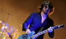 Dave Grohl, Gründer der US-amerikanischen Rockband Foo Fighters rockt auf der Bühne des Southside-Festivals in Neuhausen ob Eck (Landkreis Tuttlingen). Die Veranstalter erwarten an den drei Festivaltagen rund 50000 Besucher. Das Festival ist ausverkauft.
 Foto: dapd