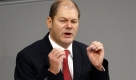 Arbeitsminister Olaf Scholz (SPD) zum Beispiel war quasi einmal selber arbeitslos. 2004 verlor er sein Amt als Generalsekretr. Erst ab Oktober 2005 gelang ihm ber eine Qualifizierungsmanahme (als Parlamentarischer Geschftsfhrer) der Sprung zurck. 2007 lie er sich als Minister in den ersten Arbeitsmarkt wieder eingliedern. Foto: ap