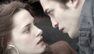 Pattinson spielt in Twilight den geheimnisvollen und ebenso schönen Edward, der sich in seine neue Mitschülerin Bella (Kristin Stewart) verliebt. Doch schnell begreift Bella, dass sie mit Edward keine normale Zukunft vor sich hat, denn der bleiche Jüngling ist ein Vampir. Foto: dpa