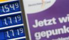 An einer Tankstelle in Kassel erreicht der Preis für Benzin am 30.03.2012 einen Wert von 1,719 Euro. Foto: Uwe Zucchi  Foto: dpa