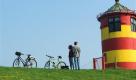 Redaktionshinweis: Verwendung des Bildes nur zur redaktionellen Berichterstattung und bei Nennung: www.greetsiel.de! Keine Werbung! Keine Archivierung!Radfahrer rasten am Pilsumer Leuchtturm in der Naehe von Greetsiel (Foto undatiert). Radfahren schont die Umwelt, haelt fit und gesund - und ist beliebt, gerade im Urlaub. Fuer wenig trainierte Zeitgenossen und ebenso fuer Freunde gesunder Seeluft bietet sich das flache Ostfriesland als Revier fuer den Zweirad-Urlaub an. Der maerchenhafte Fischerort Greetsiel im Westen des Landstrichs ist ein idealer Dreh- und Angelpunkt der mehrtaegigen Radtour - und mit seinen historischen Giebelhaeusern und dem mehr als 600 Jahre alten Fischerhafen selbst ein unvergessliches Ausflugsziel. (zu ddp-Text) Foto: www.greetsiel.de/ddp Foto: ddp