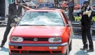 Andere Altautos schnappten sich Künstler, die das Abwracken  wie hier in Karlsruhe  in einer öffentlichen Performance live präsentieren. Foto: dpa
