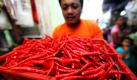 Ein indonesischer Händler trägt auf einem traditionellen Markt in Jakarta einen Korb voller roter Chilischoten. Weil die scharfen Schoten aufgrund der Wetterbedingungen nur unregelmäßig geerntet werden konnten, hat sich der Preis für Chili und Zwiebeln stark verändert: Drei bis vier Mal teurer wird das Gemüse derzeit angeboten.   Foto: dpa