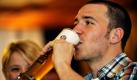 Bier ist nicht nur zum Trinken da. Wer Bier auf einen Lappen gibt und damit Holztüren und Rahmen abreibt, lässt sie damit in neuem Glanz erstrahlen. Foto: dpa