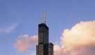Der Sears Tower ist das Wahrzeichen Chicagos. Obwohl das Gebäude nach einem Eigentümerwechsel im Juli 2009 in Willis Tower umbenannt wurde, benutzt kaum ein Amerikaner diesen Namen. Das Gebäude ist der höchste Wolkenkratzer Chicagos und derzeit auch der höchste in den USA. Foto: dpa