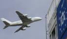 Ein Airbus A380 fliegt über das Gelände der Internationalen Luft- und Raumfahrtausstellung (ILA) 2008 in Schönefeld. Brandenburgs Ministerpräsident Matthias Platzeck (SPD) will die Messe erhalten. Das Votum des Kabinetts für die ILA sei eine Entscheidung für den Hochtechnologiestandort Brandenburg, sagte Platzeck in einer Videobotschaft.


 Foto: ddp