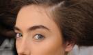Das Foto zeigt ein Model beim Styling im Backstage-Bereich der Rosemount Australian Fashion Week in Sydney, Australien. Am Stadtrand vonSydney stellen Australiens und Asiens beliebteste Designer ihre aktuellen Sommerkollektionen vor. Foto: dpa