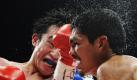 Kobe, Japan. Der japanische Champion Toshiaki Nishioka (l.) landet einen harten Treffer bei seinem argentinischen Gegner Mauricio Munoz. Nishioka besiegte Munoz und verteidigte seinen Titel. Foto: dapd