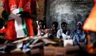 Sudanesische Wahlbeobachter schauen bei der Auszählung der Stimmen genau zu. Insgesamt sind seit Sonntag 16 Millionen Sudanesen zu Wahlen aufgerufen worden  das Ergebnis wird bis zum Dienstag erwartet. Foto: ap
