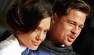 ARCHIV: Die US-Schauspieler Angelina Jolie und Brad Pitt posieren in Berlin auf dem Roten Teppich zur Deutschlandpremiere des Films Der seltsame Fall des Benjamin Button (Foto vom 19.01.09). Das Hollywoodpaar Brad Pitt und Angelina Jolie bereitet einem Medienbericht zufolge offenbar ein moegliches Ende der Beziehung vor. Die beiden haetten Scheidungsanwaelte besucht und einen Trennungsvertrag unterschrieben, in dem es um 205 Millionen britische Pfund (rund 233 Millionen Euro) gehe, berichtete die britische Zeitung News of the World (Internetausgabe) am Sonntag (24.01.10). Das Paar einige sich in dem Vertrag darauf, sowohl sein Vermoegen als auch das Sorgerecht fuer die sechs Kinder zu teilen. (zu ddp-Text) Foto: Clemens Bilan/ddp Foto: ddp