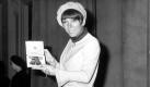 Die Archivaufnahme zeigt Mary Quant, die 'Erfinderin' des Minirocks, die vor dem Londoner Buckingham Palast ihren O.B.E. Orden (Order of the British Empire) präsentiert (s/w-Foto vom 15.11.1966). Der so genannte 'Brit Chic' boomt in London. Was hier beschworen wird, ist das London der 60er Jahre. Die Sixties feiern ein rasantes Comeback, in Sachen Mode, Musik oder Models. (zu dpa KORR: 'Sexy Sixties: Die Brit-Chic-Welle rollt') +++(c) dpa - Bildfunk+++ Foto: dpa