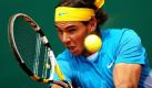 Der Spanier Rafael Nadal schlägt den Ball zurück an seinen Gegenspieler Ferrero, der ebenfalls aus Spanien kommt. Das Spiel findet im Rahme des ATP-Masters in Monte Carlo statt. Foto: dpa