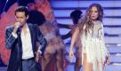 Jennifer Lopez, right, walks onstage as Marc Anthony performs at the 'American Idol' finale on Wednesday, May 25, 2011, in Los Angeles. (AP Photo/Chris Pizzello)


Amerika hat einen neuen Superstar gefunden, beim American Idol 2011 konnte Scotty McCreery die Staffel gewinnen. Scotty McCreery war der klare Favorit vor der Show, daher ist es nicht eine allzu große Überraschung, dass er letztendlich auch gewinnen konnte.

Phänomenale 122 Millionen Zuschauerstimmen wurden beim Finale von den TV Zuschauern getätigt, das ist ein neuer Rekord für die Show. In der gesamten Staffel sind 730 Millionen Zuschauerstimmen eingegangen. Rechnet man alle Zuschauerstimmen seit der 1. Staffel zusammen, so kommt man mittlerweile auf 4,8 Milliarden(!).

Das Finale war eine Show der Superlative, mit hochkarätigen Showacts: Jennifer Lopez, Marc Anthony, Bono, The Edge, Gladys Knight, Tony Bennett und Steven Tyler.

Scotty McCreery sagte nach dem Gewinn von American Idol, dass er in seinen wildesten Träumen nicht damit gerechnet hätte zu gewinnen. Der American Idol Gewinnersong von Scotty McCreery heißt “I Love You This Big”, bei dem Song handelt es sich um ein romantisches Liebeslied.
vor allem als gefeierte Jurorin in der US-Talentshow «American Idol». Die zweifache Mutter genießt den Karriere-Kick sehr. Foto: dapd