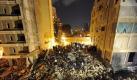 Rettungskräfte stehen vor den Trümmern eines eingestürzten Wohnhauses in Beirut. Foto: Wael Hamzeh Foto: dpa