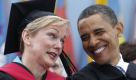 US-Präsident Barack Obama spricht mit der Gouverneurin von Michigan Jennifer Granholm bei einer Zeremonie an der University of Michigan. Foto: ap