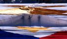 Anhänger des philippinischen Präsidentschaftskandidaten Eddie Villanueva enthüllen eine zwei Hektar große Flagge im Rizal Park in Manila. Mit dem Ereignis soll ein Zeichen gegen die Korruption im Land gesetzt werden. Foto: ap