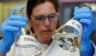 Im Labor der PCK Raffinerie im brandenburgischen Schwedt zeigt die Laborleiterin Kerstin Schneider zwei Proben mit dem Biosprit E10 und Ethanol. Im Rohölverarbeitungswerk der PCK wird der Biosprit E10 produziert. Vor dem Benzingipfel in Berlin gibt es bislang keine Signale für eine Absetzung des umstrittenen Biosprits E10. Das Ziel sei, die Verbraucher besser zu informieren, hieß es aus Regierungskreisen.  Foto: dpa