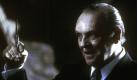 Dr. Hannibal Lecter (Anthony Hopkins) hält in dem neuen Kinofilm 'Hannibal' mit einem diabolischen Gesichtsausdruck ein Messer in der Hand (undatiertes Archivbild). Zehn Jahre nach seiner Flucht aus einem US-Gefängnis treibt der Schwerverbrecher in der Fortsetzung des Grusel-Klassikers in Italien sein Unwesen. Doch auf der anderen Seite des Ozeans wartet der Millionen-Erbe Verger, der einst durch den Psychopathen furchtbar verstümmelt worden war, sehnsüchtig auf Rache. Eines Tages gerät die FBI-Agentin Starling, die früher von Lecter bei der Ergreifung eines anderen Serienkillers Hilfe erhalten hatte, wieder in die Schlagzeilen. Verger erkennt seine Chance: Er benutzt Starling als Köder, um seinen Todfeind wieder nach Amerika zu locken.  Foto: dapd