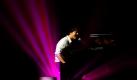 Der britische Sänger Jamie Cullum spielt bei einem Konzert im portugiesischen Lissabon Klavier. Auch in Deutschland wird der Brite drei Konzerte geben: am 31. Mai in Berlin, am 2. Juni in Köln und am 3. Juni in Hamburg. Für Kurzentschlossene sieht es jedoch schlecht aus  alle Konzerte sind bereits ausverkauft. Foto: ap