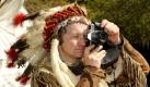 Bei so prominenten Gästen darf man auch mal aus der Rolle fallen: Der Museumsindianer Lonelyman, alias Jürgen Michaelis, fotografiert im Karl-May-Museum im sächsischen Radebeul Winnetou und Old Shatterhand, die anlässlich der Pressekonferenz im Vorfeld der Karl-May-Festtage für einen Fototermin possieren. Die 19. Karl-May-Festtage finden unter dem Motto Magische Stimmen vom 14. bis 16. Mai im Lössnitzgrund in Radebeul bei Dresden statt. Foto: ddp