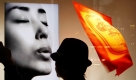 In Tokio fotografiert ein Passant in einer Boutique das Monitorbild einer Frau ab. Foto: ap