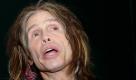 Hier hat er sie noch. Doch Aerosmith-Sänger Steven Tyler ist jetzt um zwei Zähne ärmer. Er stürzte vor einem Konzert in Paraguay im Badezimmer seines Hotels und schlug sich dabei die Beißer aus. Er habe Implantate erhalten und sei wegen Schnittwunden im Gesicht behandelt worden, teilte sein Sprecher mit. Foto: dapd