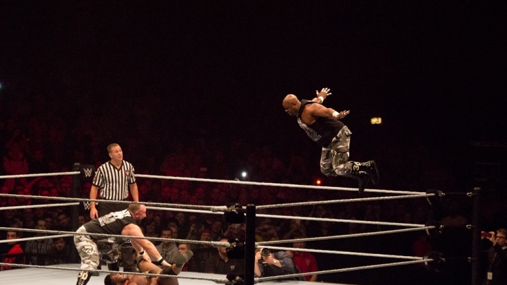 Beim Wrestling ist es selbstverständlich, auch mal durch die Luft zu fliegen, wie hier einer der Dudley Boyz.